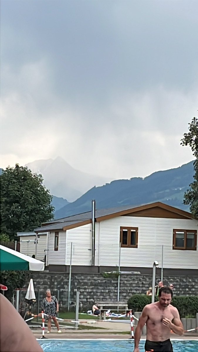 AvDuijvenboden's tweet photo. Lekker in het zwembad nadat we weer omlaag gekomen zijn, ditmaal in Fügen. Mooi openluchtzwembad, net een maatje groter dan Zell.
Maar daar regent het inmiddels, hoewel het niet meer lang zal duren voordat wij ook een bui krijgen vrees ik…
#cloudporn #mammatus @Alpenweerman ? https://t.co/mV6l9YHFbk