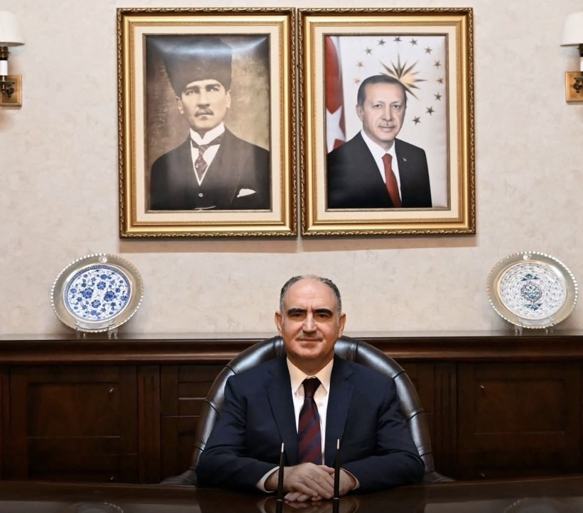 platformumanisa's tweet photo. Manisa Valimiz Sayın Vahdettin Özkan’ın kıymetli annesi Nafiye Özkan Hanımefendi’nin vefat etmiştir.. 

Merhumeye Allah’tan rahmet; Sayın Valimize, kederli ailesine ve yakınlarına başsağlığı ve sabırlar diliyoruz. Mekânı cennet olsun.
@_vahdettinOZKAN  @ManisaValiligi https://t.co/9ZvUZ7bAFI