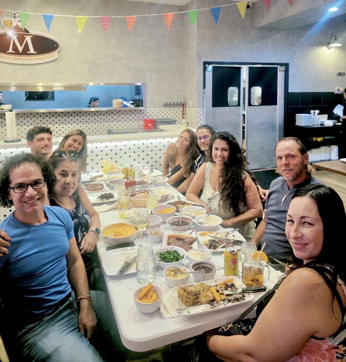 andredre1's tweet photo. Happy bday to my sis, Mel! Great evening with the family! 🥳🎂
#familytime #bday #happybday #sistersbirthday #bdaycake #anothertriparoundthesun #familygettogether #memories #familyday #dayout #celebration #daywiththefamily #summervibes #goodvibes #andrediniz #andredinizartist https://t.co/5Xn9bBjoDx