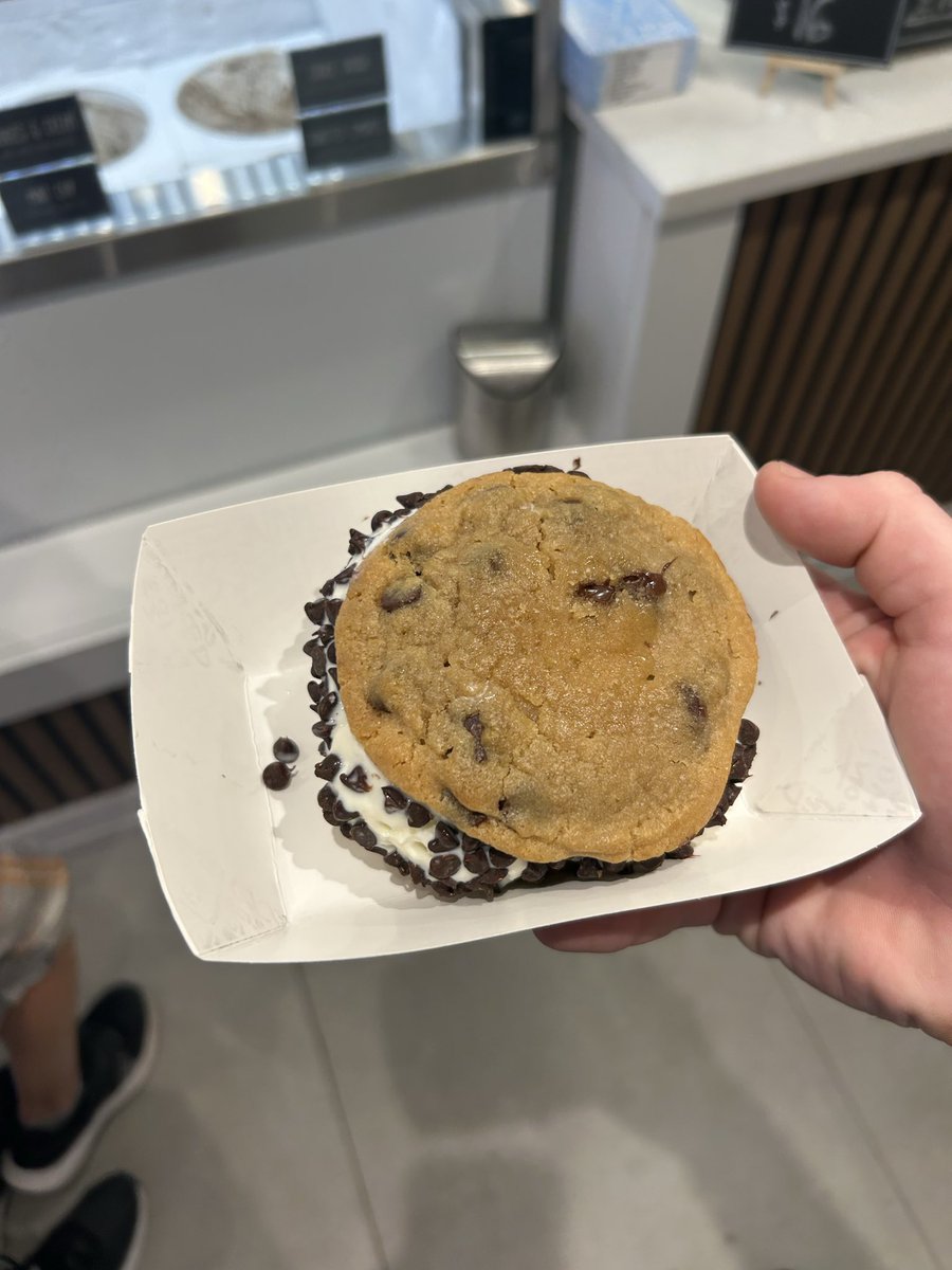 degenlifer's tweet photo. Good day Legends! 🫡 happy Friday / weekend 🙌 

Ever had an ice cream cookie 🍪 sandwich?! 😋 https://t.co/LfvwsmQ9ME