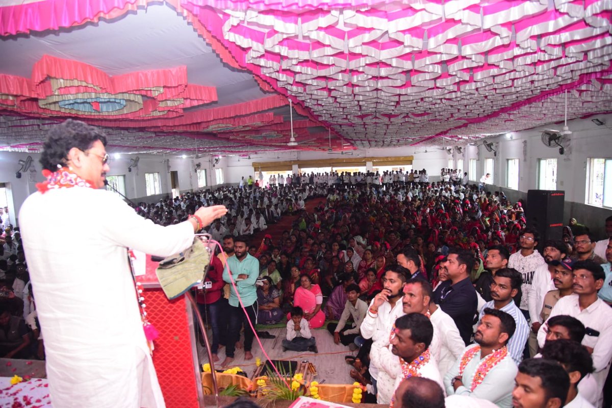 dhananjay_munde's tweet photo. 📍सिरसाळा ता. परळी वैद्यनाथ 

महाराष्ट्राचे माजी मुख्यमंत्री, हरित क्रांतीचे प्रणेते स्व. वसंतरावजी नाईक साहेब यांच्या जयंतीनिमित्त आयोजित कार्यक्रमास उपस्थित राहून संतश्रेष्ठ सेवालाल महाराज, स्व. वसंतराव नाईक यांच्यासह महापुरुषांना अभिवादन करून माझ्या बंजारा समाज बांधवांशी संवाद साधला.

राज्याचे सर्वाधिक काळ मुख्यमंत्री राहिलेल्या स्व. वसंतराव नाईक साहेबांनी सबंध महाराष्ट्र दुष्काळात होरपळत असताना एकही माणूस उपाशी राहू देणार नाही, अशी ठाम भूमिका घेत अन्न - धान्य संपन्नता आणली. रोजगार हमी योजना राबवून लाखो हातांना रोजगार दिला. प्रशासनावर मजबूत पकड असलेल्या नाईक साहेबांनी शेतकऱ्यांच्या कामांच्या बाबतीत कागद नाही तर शेतकऱ्यांचे पिक महत्वाचे, अशी भूमिका घेऊन सतत शेतकऱ्यांना न्याय देण्याचे काम केले. 

आज स्व. नाईक साहेबांची आठवण काढताना श्री क्षेत्र पोहरादेवी गडाचा नाईक कुटुंबाला असलेला आशीर्वाद विसरून चालणार नाही! आजही स्व. अजितदादांच्या संकल्पनेतून नाईक परिवारातील आमचे स्नेही श्री. इंद्रनील नाईक हे राज्यमंत्री आहेत. 

स्व. वसंतराव नाईक साहेबांच्या दूरदृष्टीला स्मरून समाजातील एकही मूल शिक्षणापासून वंचित राहणार नाही, महिलांचे शिक्षण, बंजारा संस्कृतीचे जतन आणि अभिमान बाळगण्याचा संकल्प करण्याचे आवाहन उपस्थित बांधवांना केले. 

माझ्या राजकीय व सामाजिक आयुष्याच्या सुरुवातीपासून बंजारा समाजाचा आशीर्वाद आणि प्रेम ही माझी शक्ती राहिलेली आहे, ती शक्ती आजही भक्कमपणे पाठीशी आहे, याचा मनस्वी आनंद वाटतो, असे आवर्जून नमूद केले. 

यावेळी व्यासपीठावर धर्मगुरू आ. बाबूसिंग महाराज, माझ्या भगिनी ना. पंकजाताई, पुसदच्या नगराध्यक्षा सौ. मोहिनीताई इंद्रनील नाईक यांसह मान्यवर उपस्थित होते. 

#Sirsala 
#VasantraoNaik_Jayanti 
#DMUpdates
