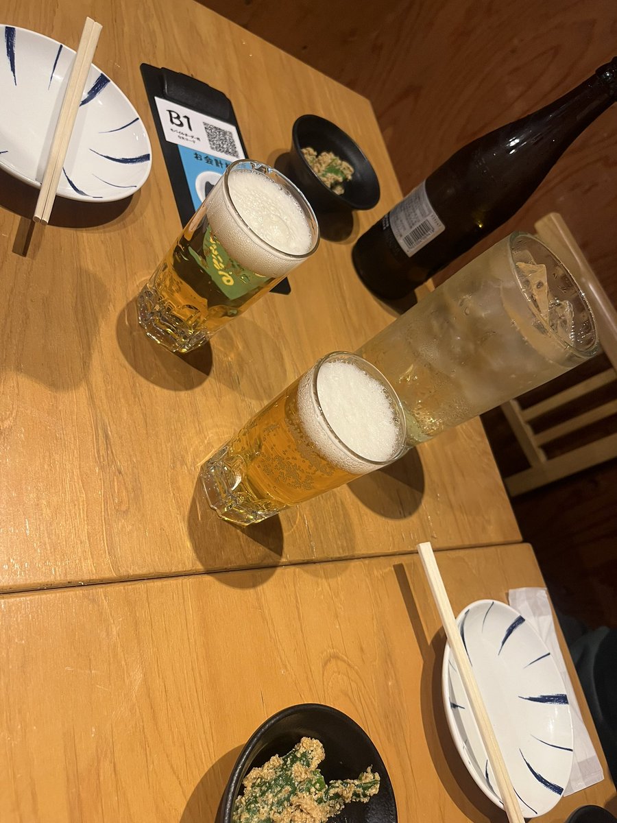 CR08V's tweet photo. チリさんとNancyと呑みにきた^^ https://t.co/So5GOmYBYm