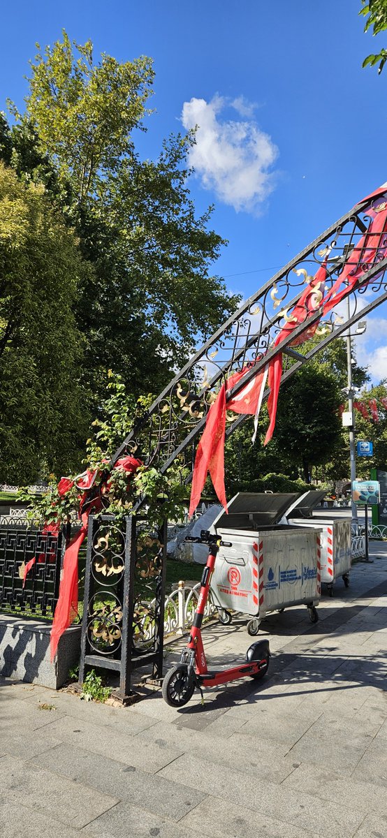 HandeHergun's tweet photo. Yetkili birime bildirmeme rağmen telefonu suratıma kapatarak buna çözüm bulmak istemediğinizi anlatmış oldunuz. Belediyenizin karşısındaki Türk Bayraklarının bu şekilde olmasından utanç duymuyor musunuz?   @istanbulbld @ibbzabita https://t.co/gtITnE1yhT