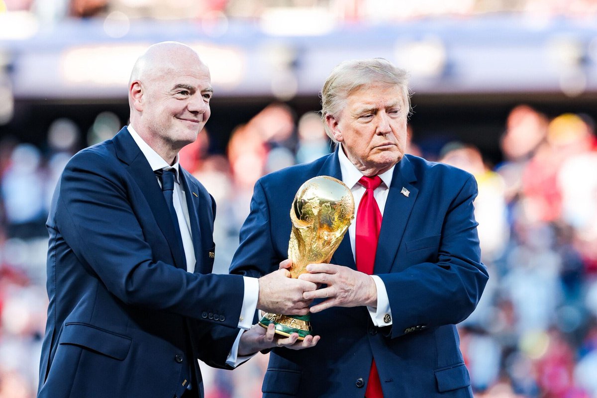 le_Parisien's tweet photo. Vente de la Coupe du monde, liens avec Trump, boycott de l’UEFA… Cinq minutes pour comprendre le très décrié projet d’Infantino et de la Fifa
➡️ https://t.co/ejgWOxOxxK https://t.co/9hJ6tMlGDU