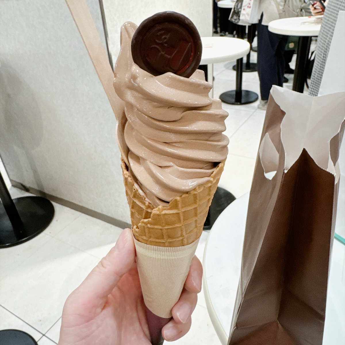 macchi0803's tweet photo. 本日の戦利品。
仕事終わりに名古屋は遠い💦
18時半頃着いてティール並んでカルヴァで残ってるやつ買ってヒサシでソフト。
一緒に行った子はフキアージュでほぼ終わってた💦
あと1日しか行けなさそうだけど、その日はラルケストでコース食べるから、あと1つ何か食べられたらいいな。 https://t.co/EG9XLdmQb0