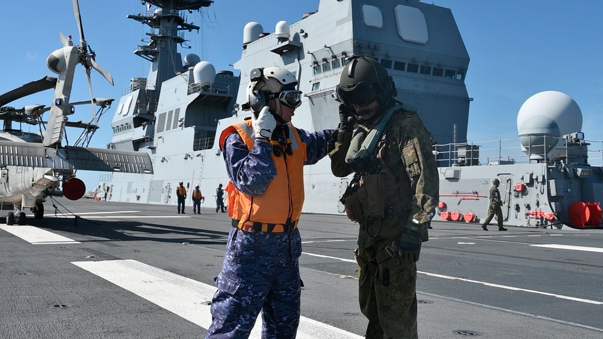 jmsdf_srh's tweet photo. 【#佐世保地方隊 #災害派遣 活動】 天草沖に展開中の護衛艦「いせ」に陸上自衛隊の #Ｖー２２オスプレイ が着艦して救援物資を搭載し、被災地にお届けしました。 #被災者のために #一刻も早く #命を守る #海自佐世保 #災害派遣 #令和８年熊本地震 #支援物資 https://t.co/kXIuogPwD7