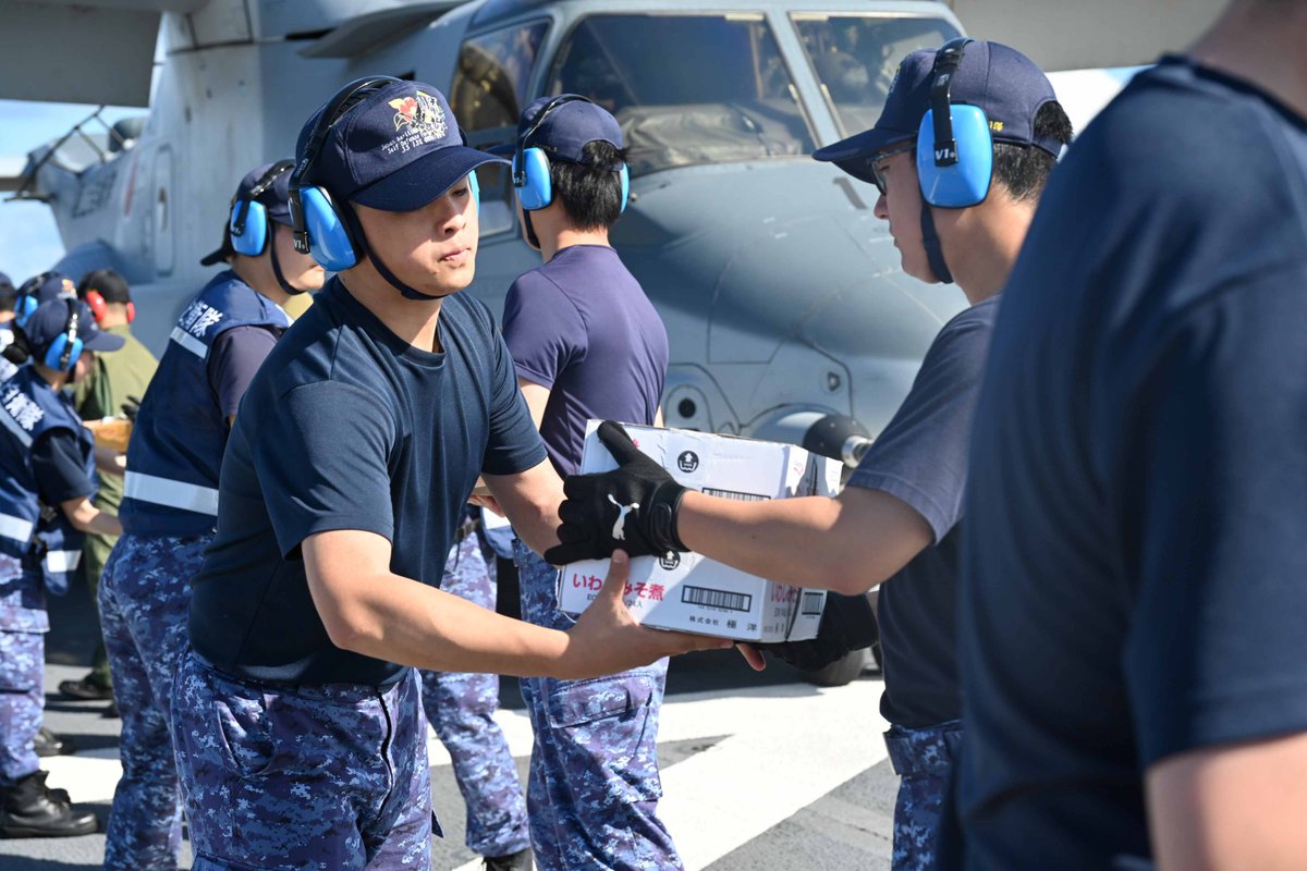 jmsdf_srh's tweet photo. 【#佐世保地方隊 #災害派遣 活動】 天草沖に展開中の護衛艦「いせ」に陸上自衛隊の #Ｖー２２オスプレイ が着艦して救援物資を搭載し、被災地にお届けしました。 #被災者のために #一刻も早く #命を守る #海自佐世保 #災害派遣 #令和８年熊本地震 #支援物資 https://t.co/kXIuogPwD7