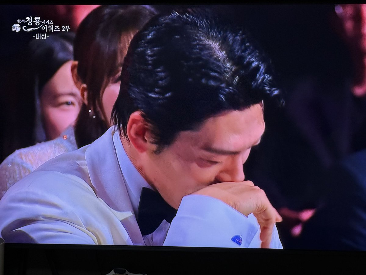 mellowonuo's tweet photo. 청룡시리즈 어워즈에 대상
시상하러 신민아 배우님 나왔는데
남편이 김우빈 배우님 너무 좋아해ㅎㅎ
너무 예쁜 부부시다 이잉 https://t.co/nS6qsMa5VG