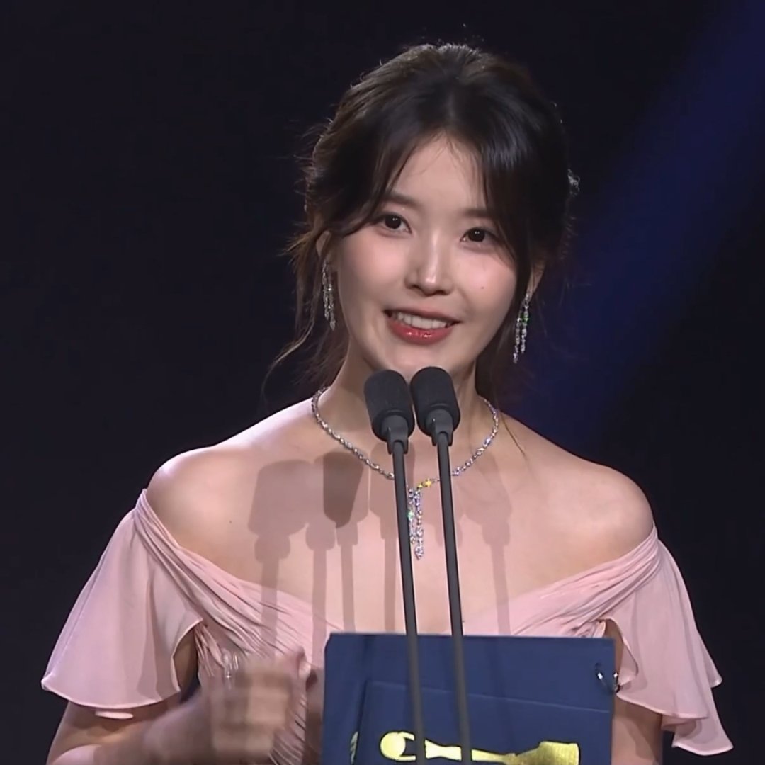 ioiuaena's tweet photo. happy wanseong friday! 🥹 

#PerfectCrown #IU #ByeonWooseok https://t.co/x9StOZjYk9