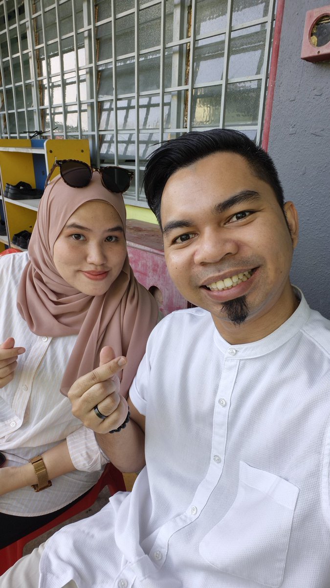 ninotttt's tweet photo. 1st time merasa ambik report card anak 🥹 Goodjob babygirl! Semoga rajin pergi sekolah rajin pergi xtra class 😂 Esok kite cari present ok. Ayah bonda sayang kakak ❤️ https://t.co/vZgV0ZtTbn