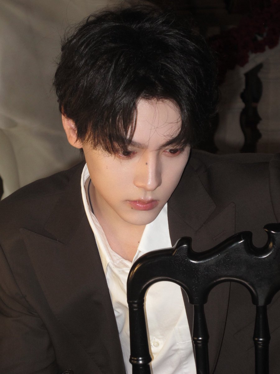 RedStringz99's tweet photo. #TianXuning
#TodayWithTianXuning
July leaves behind its memories, while midsummer echoes with life. π§©
#OnePlogToSayGoodbyeToJuly #AChanceEncounterThisSummer
2/3 https://t.co/ZI64rTBejs
