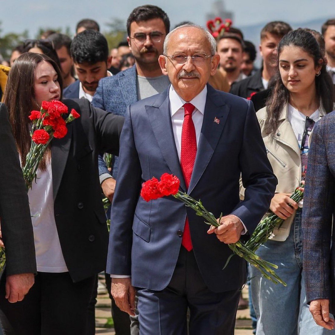 sait_oguz's tweet photo. 🔴 Rıza Zelyurt,

👉🏻Sen ve senin gibiler, tanıdığım en büyük hainlerdensiniz. Bunlardan biri de Tolga Sağ!

👉🏻 Kim mutlak butlana sebep olmuşsa, parti binalarını işgal edip talan etmişse, CHP’ye yeterince zarar verdikten sonra partiyi bölüp parçalamışsa; kim de bugün bu ihanetçi ayrılıkçıların yanında üç kuruş çıkarı için yer alıp CHP’ye ve Kemal Kılıçdaroğlu’na saldırıyorsa, Erdoğan’ın siyasetine en büyük hizmeti vermektedirler.

👉🏻 Senin gibilerden uzak olsun bu dava. Çıkarcılığı, bencilliği ve kendi değerlerine ihanet etmeyi meşrulaştıran anlayışınızı doğru bulmuyor, lanetliyor  ve kabul etmiyoruz.

👉🏻 Recep Tayyip Erdoğan iktidarına karşı y��llarca en güçlü siyasi mücadeleyi vermiş isimlerin başında Kemal Kılıçdaroğlu gelmektedir. 

@kilicdarogluk nu AK Parti’nin çıkarına hizmet ettiğini iddia etmek, bana göre gerçekle bağdaşmayan ve asılsız iddialara dayanan aşağılıkça bir değerlendirmedir.

👉🏻 Bu; iftiradır, ihanettir, dönekliktir ve kimliksizliğin göstergesidir. 

👉🏻Bu durum Atatürk’ün mirasına, CHP’nin değerlerine, insani değerlere, inanç değerlerine  ve Cumhuriyet’in temel ilkelerine yönelik bir saldırıdır.

@herkesicinCHP @eczozgurozel @tolgasag @sabahatakkiraz @seldabgcn 
@Serhan_Asker @cafermahiroglu