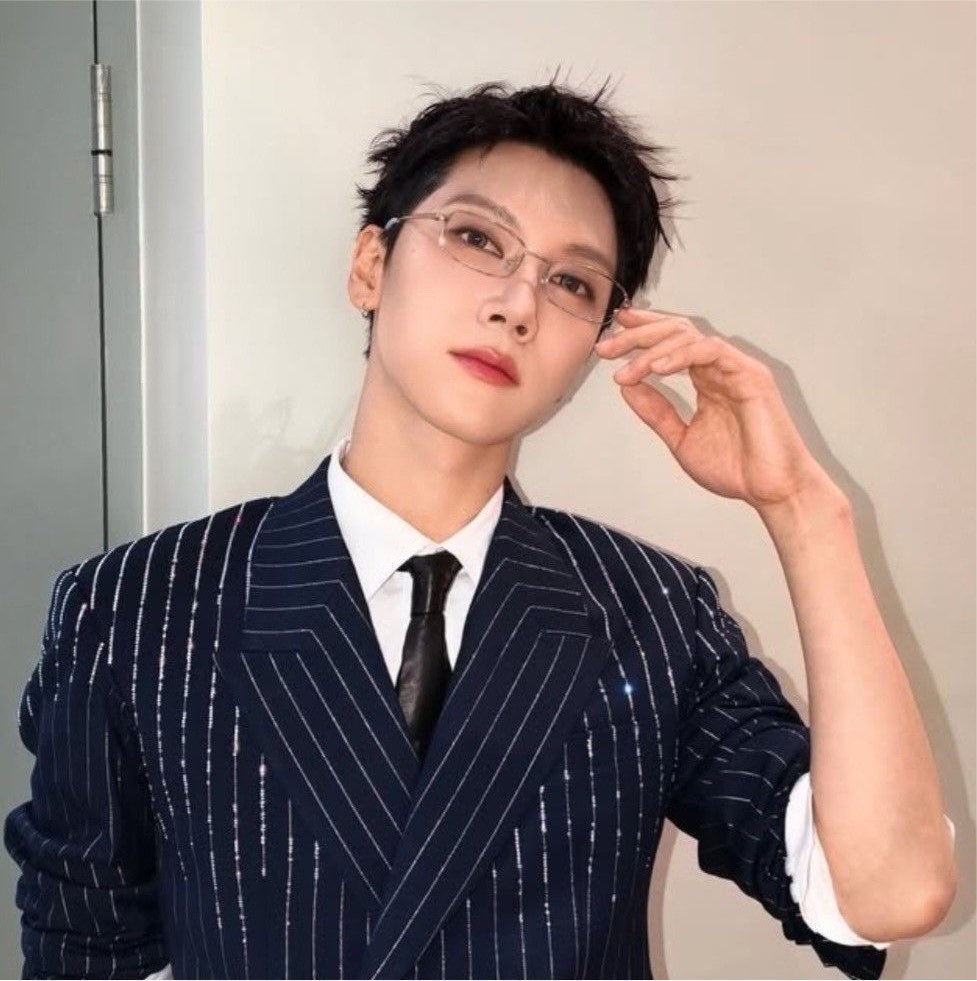 ywnpsk's tweet photo. เตนล์ชุดทางการสูทอะะไรแบบนี้แล้วใส่แว่นคือตายให้ได้เลย หล่อมากๆๆๆๆๆๆๆๆๆๆๆๆๆ ยิ่งผมเปิดหน้าผากกคืออยากบวชให้สักพรรษาจริงๆๆ ทดแทนบุญคุณความหล่อนี้มากกก😭😭😭 https://t.co/3RMrdm32aD