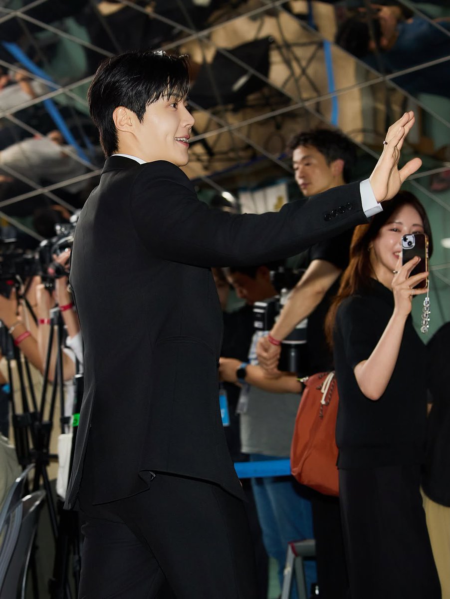 seon__holic's tweet photo. Photographer jaylim1 instagram post 🥹

“It’s been a while since I’ve seen actor Kim Seonho.
He’s still shining as always.”

🔗 https://t.co/M89xnUGEUR

#KimSeonho #김선호 #BlueDragonSeriesAwards2026 https://t.co/RUK9ks5swU