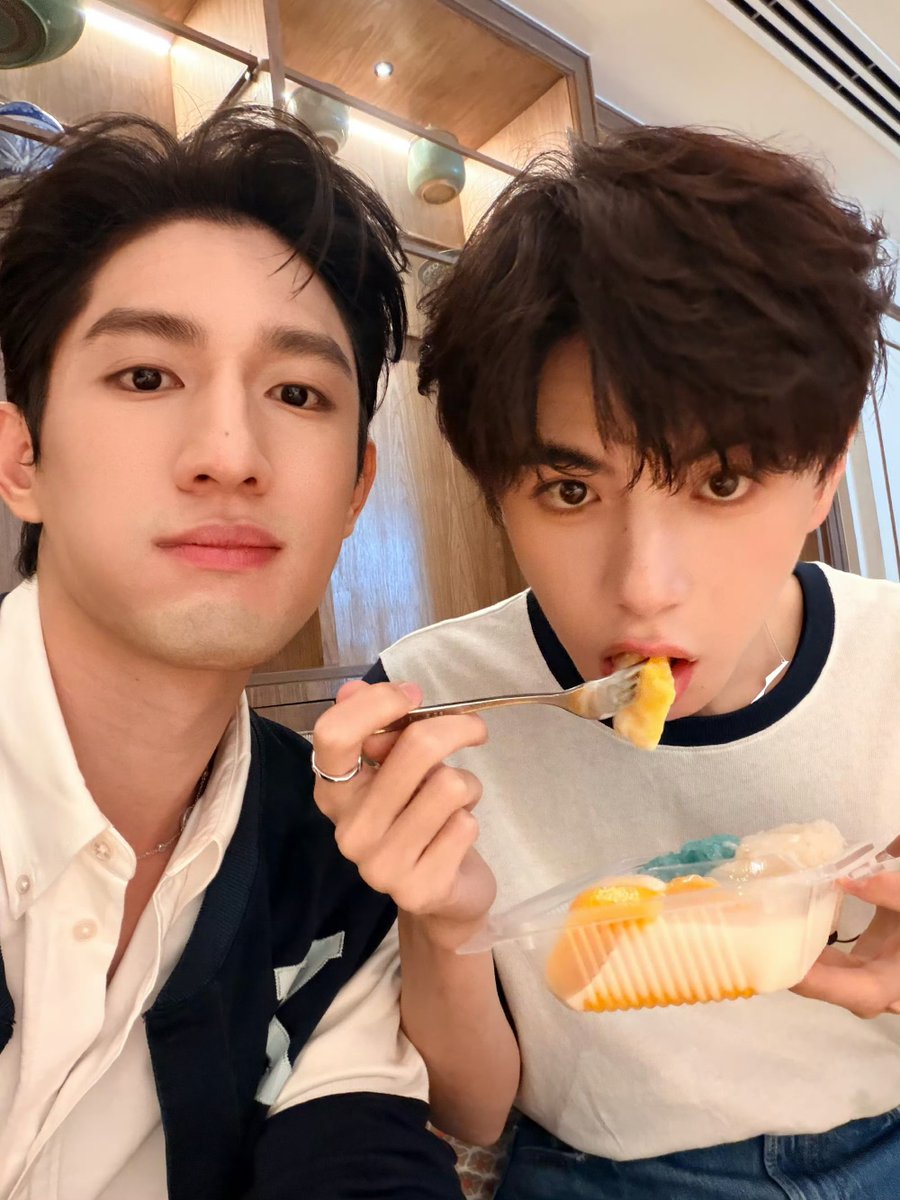 000zlve's tweet photo. 왜서로한테 미치는지 알겟음...... 
#政瞳 #aylio https://t.co/wEu0T1VXgR