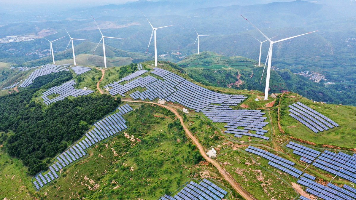 AmbCina's tweet photo. 🌱UNA NUOVA TAPPA NELLA TRASFORMAZIONE ENERGETICA DELLA CINA.

Per la prima volta, nei primi sei mesi dell'anno, la quota di elettricità prodotta dal carbone è scesa sotto la soglia del 50%,
Nello stesso periodo, la capacità installata di eolico e fotovoltaico ha raggiunto 1,95mld di kW, mentre le fonti rinnovabili hanno generato quasi 2.000mld di kWh, pari al 41,2% dell'elettricità prodotta.