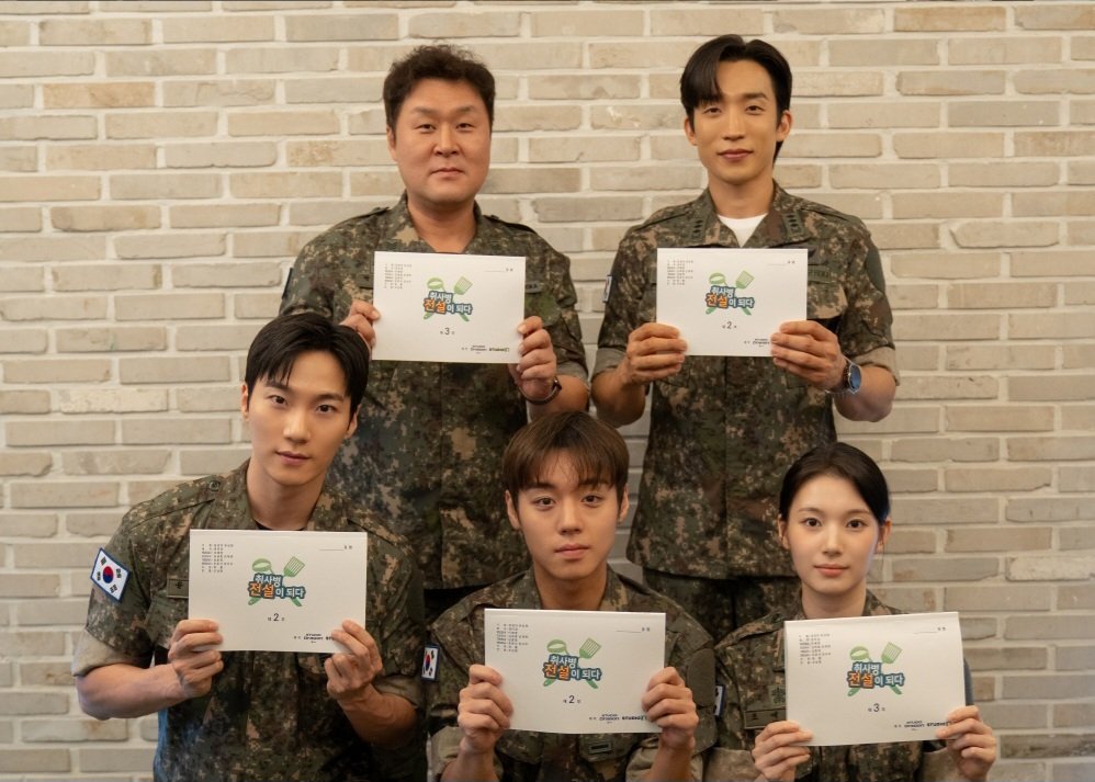 onlywing3's tweet photo. #제5회청룡시리즈어워즈
#취사병의해피엔딩_최우수작품상
팀취사병 축하합니다 🎉 
지훈아 축하해 🎉💚💛💖
#박지훈 #ParkJihoon 
#취사병전설이되다 #강성재 https://t.co/nyOYVB7Omb