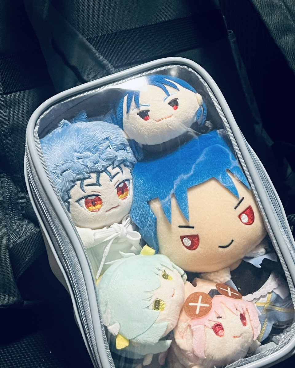 ama_0832's tweet photo. 珍しくこういうものを連れていくことにした　いくつも鞄持ちたくないのでリュックにひっかけていく https://t.co/HGO9CZWQKF