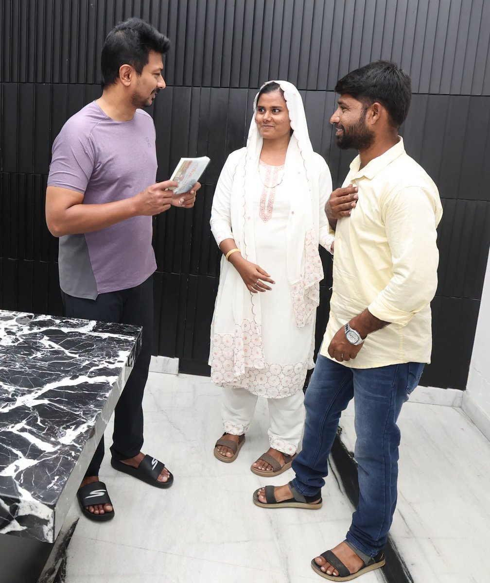 46Mmp's tweet photo. குறிஞ்சி இல்லத்தில் ❤️
#udhayanidhistalin #love #picoftheday #dmk_blood https://t.co/sPU4J24I6V