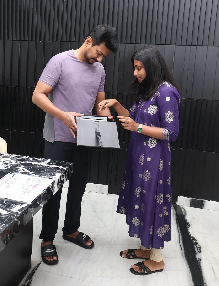 46Mmp's tweet photo. குறிஞ்சி இல்லத்தில் ❤️
#udhayanidhistalin #love #picoftheday #dmk_blood https://t.co/sPU4J24I6V