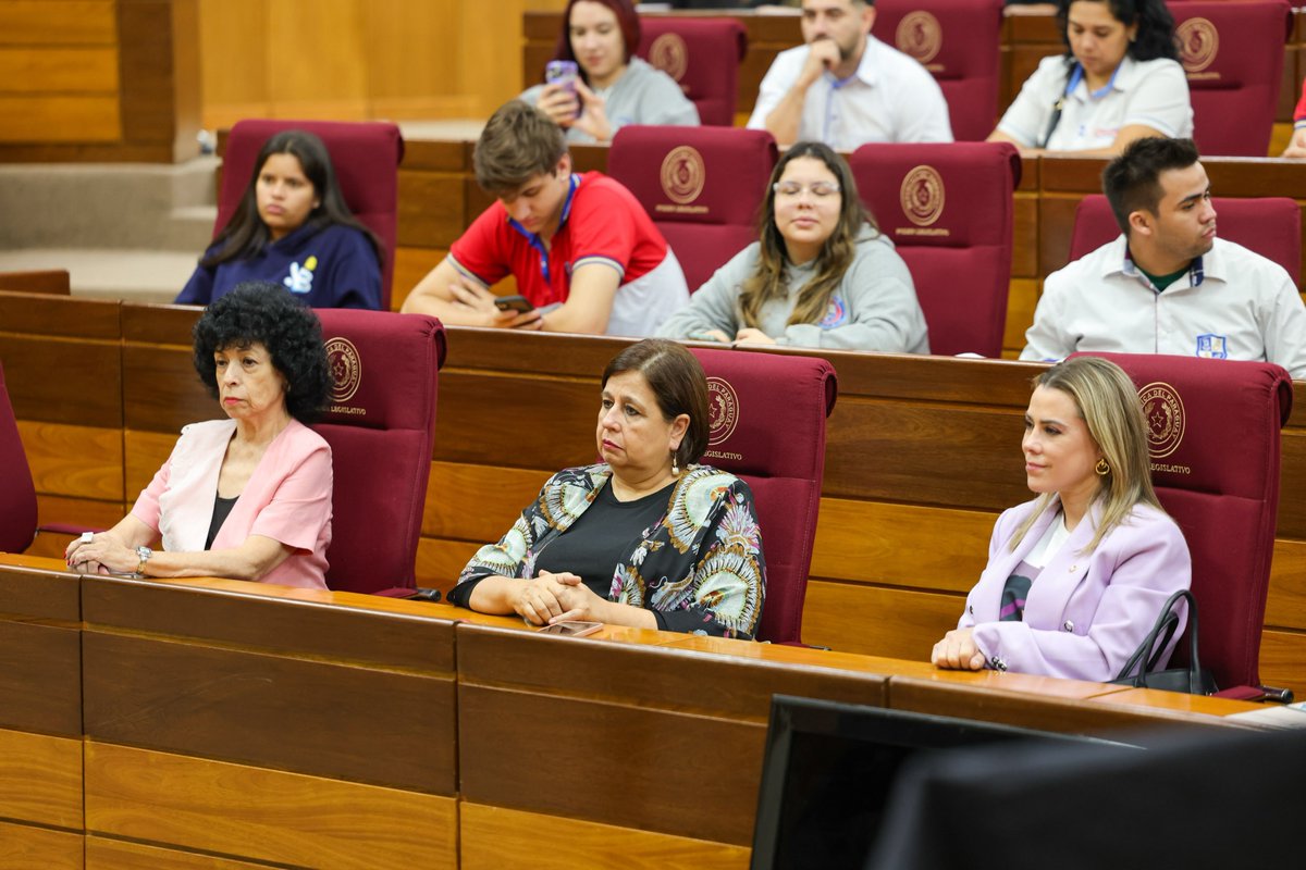 SenadoresPy's tweet photo. @lizarellapy @SenadoTV24 Participa del encuentro la senadora @esperanza_py, además de invitados especiales, alumnos de varias instituciones y ciudadanía en general.

#SenadoPy https://t.co/arI4dduI8y