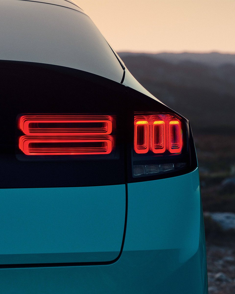Nissan_ESP's tweet photo. Verano es salir de la rutina, quedarse más de lo previsto y disfrutar del momento. ☀️  

¡Así de bien sientan las escapadas con el Nissan LEAF! 🚙🕶️ https://t.co/njV1THmXeN