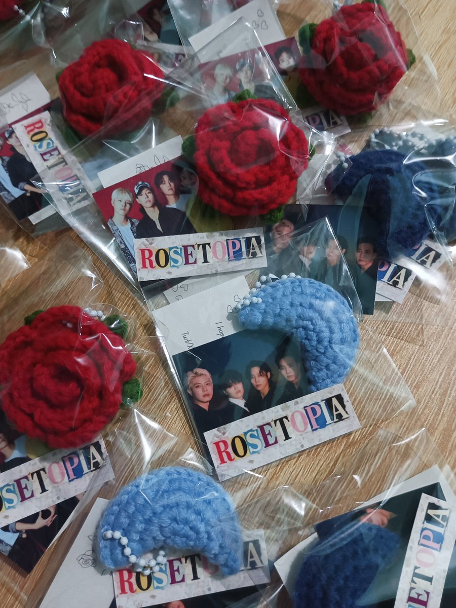 riverlilix's tweet photo. rosetopia in manila freebies 🥀❤️

rose and blue moon crochet keyrings with stickers ✨
—1:1
—will be given out randomly
—v limited qty only

see u black roses!! 🖤

#TheRose #RosetopiaInManila https://t.co/ZPCy0XcC80
