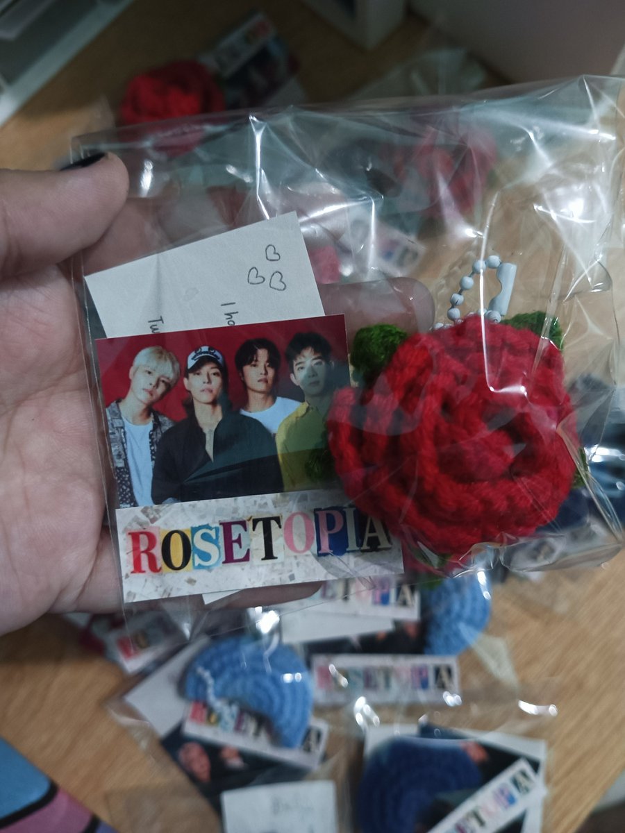 riverlilix's tweet photo. rosetopia in manila freebies 🥀❤️

rose and blue moon crochet keyrings with stickers ✨
—1:1
—will be given out randomly
—v limited qty only

see u black roses!! 🖤

#TheRose #RosetopiaInManila https://t.co/ZPCy0XcC80