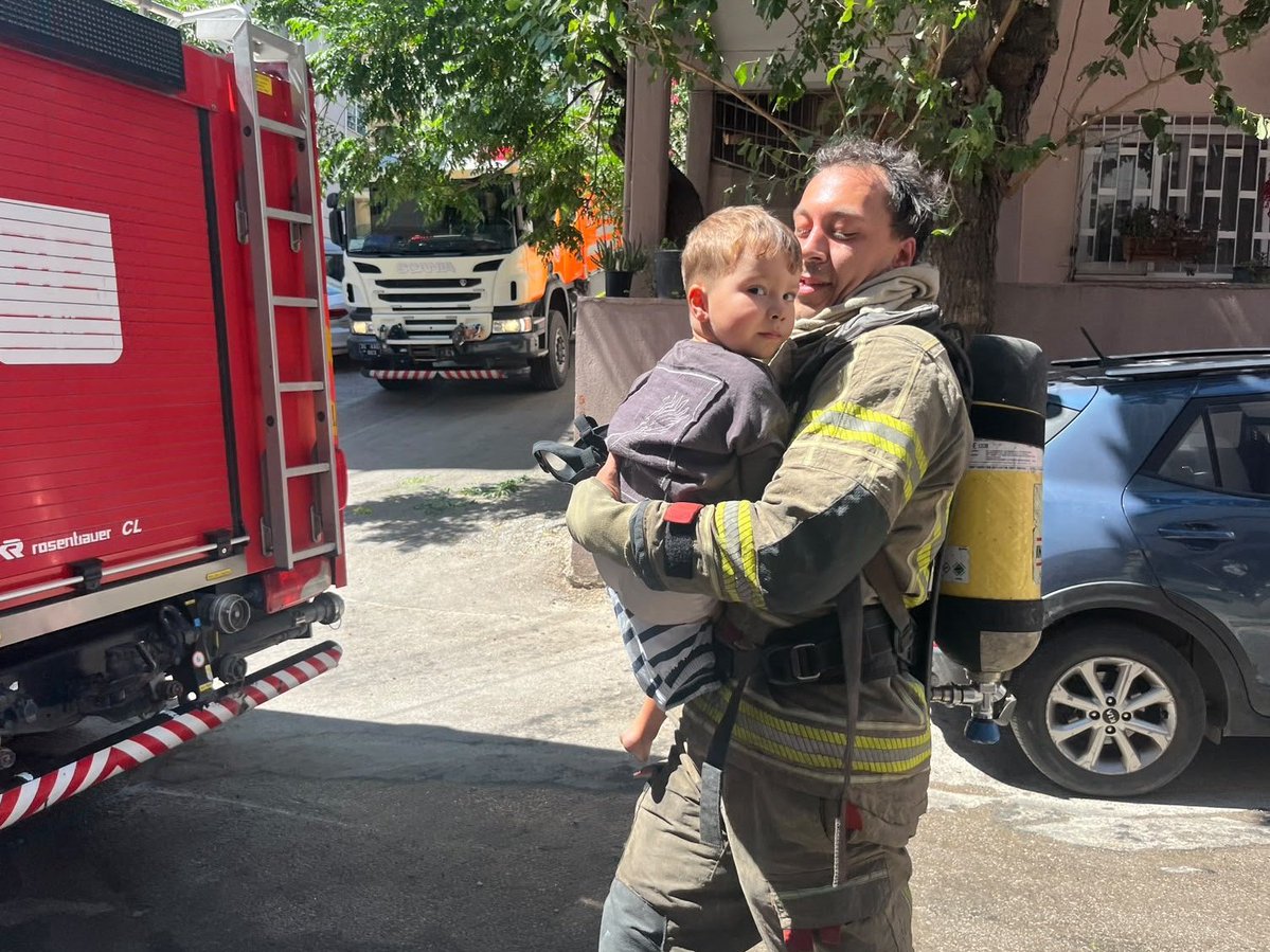 inizmircomtr's tweet photo. Bayraklı Çiçek Mahallesi’nde 3 katlı bir binanın ikinci katında çıkan yangına, İzmir Büyükşehir Belediyesi İtfaiye Dairesi Başkanlığı ekipleri hızla müdahale etti.

Alevlerin yükseldiği binada mahsur kalan vatandaşlara ulaşmak için harekete geçen ekipler, aralarında 4 çocuğun da bulunduğu toplam 10 kişiyi güvenli şekilde tahliye etti.

Kurtarma sırasında dumandan etkilenen bazı vatandaşlara itfaiye ekipleri kendi oksijen maskelerini kullanarak destek oldu.