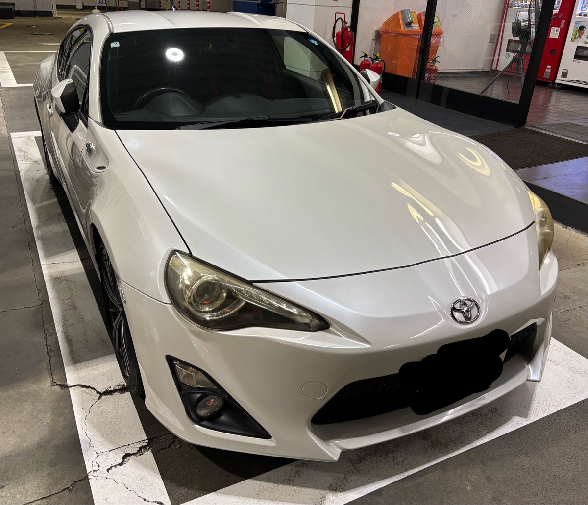 na190208's tweet photo. 初投稿はとりあえずワイの86
納車して3週間しか経ってないけどやっぱりいい車ですよ🚗
ちなみに寝ぼけて運転した時に前のナンバーをぶつけて曲げました😇 https://t.co/e6KFLtia5B