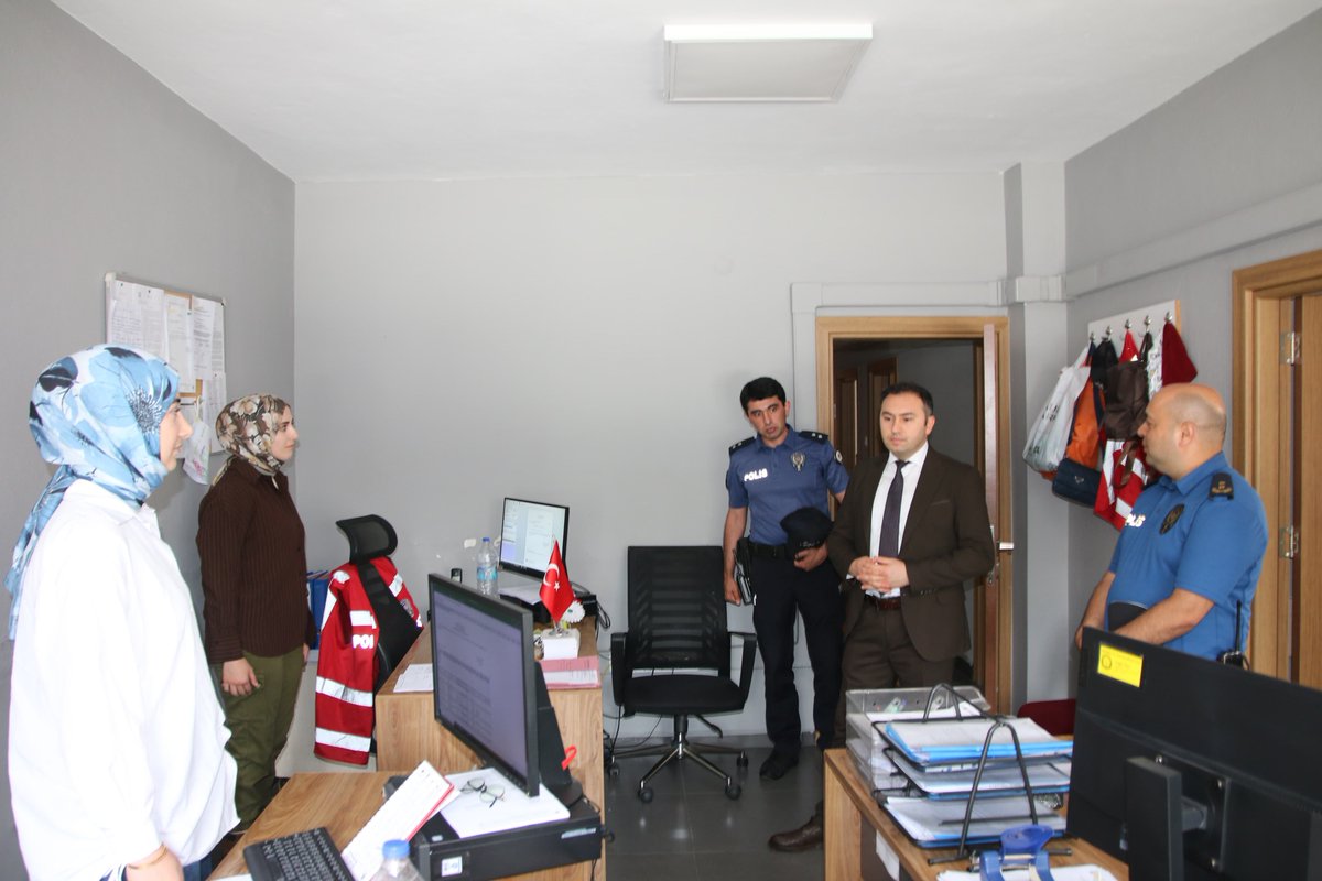 Ard_Kaymakamlik's tweet photo. Kaymakamımız Sayın Ahmet Korkmaz, kurum ziyaretleri kapsamında İlçe Emniyet Müdürlüğünü ziyaret etti.

Ziyarette Kaymakamımız, İlçe Emniyet Müdürü Veli Emrem'den ilçenin genel asayiş durumu ile yürütülen çalışmalar, müdürlüğün personel durumu, ihtiyaçlar ve yapılması gerekenler değerlendirildi.