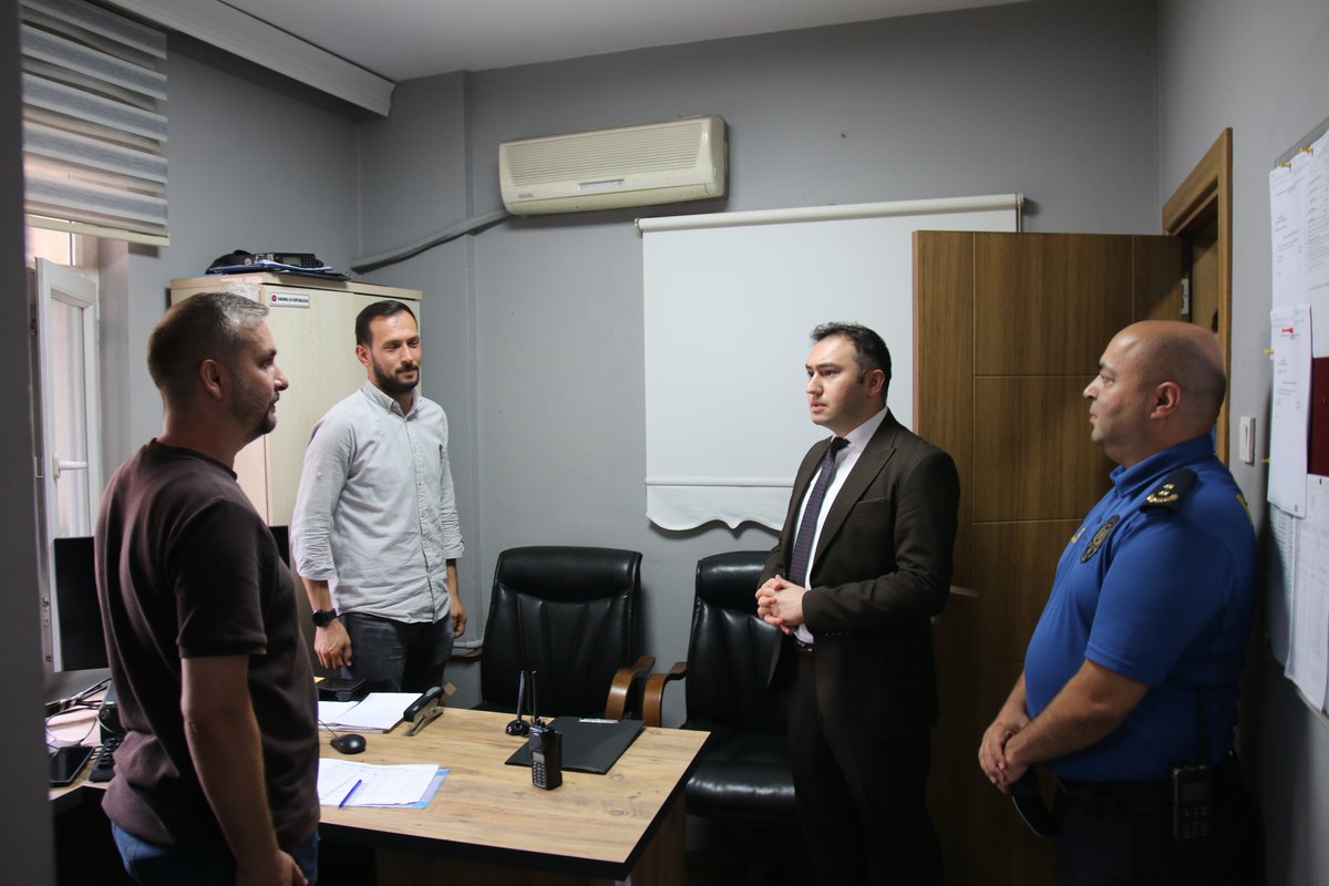 Ard_Kaymakamlik's tweet photo. Kaymakamımız Sayın Ahmet Korkmaz, kurum ziyaretleri kapsamında İlçe Emniyet Müdürlüğünü ziyaret etti.

Ziyarette Kaymakamımız, İlçe Emniyet Müdürü Veli Emrem'den ilçenin genel asayiş durumu ile yürütülen çalışmalar, müdürlüğün personel durumu, ihtiyaçlar ve yapılması gerekenler değerlendirildi.