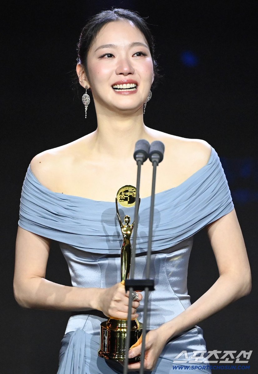 doramabra's tweet photo. 📰| ELA É GIGANTE! #KimGoEun ganhou o grande prêmio (DAESANG) no 'Blue Dragon Series Awards 2026' pelo drama 'You And Everything Else.' https://t.co/Tg9qi2qgTX
