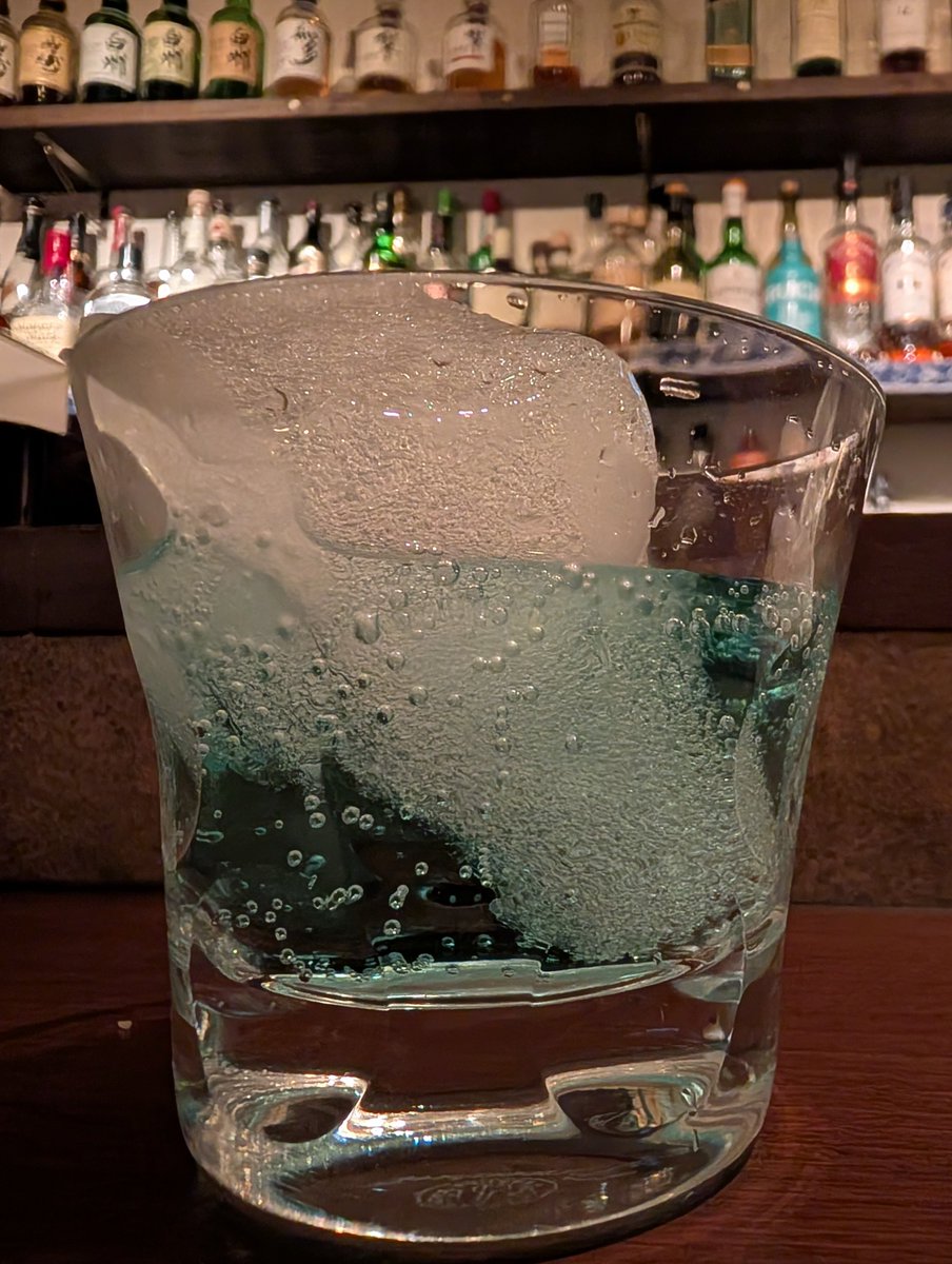 blueliberty_kh's tweet photo. 全日程を終えて、行きつけの #Bar へ🍸️
マスターのご友人が #捕鯨船 に乗られていて、#南極 の氷が届いたとのこと🧊
何万年もの前の氷を前に酔う #本間ケンジロウ でした😊
#鯨肉 の仕入れもあるとのことで、#鯨料理 好きには堪らない期間になりそうです🐳
#BarLog #川崎市 #川崎区 #クジラ #ジン https://t.co/Qd6fGRBdVa