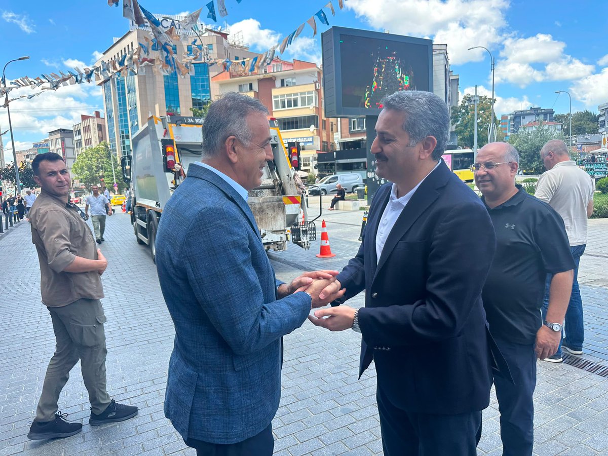 EyupEroglu60's tweet photo. 📍 AK Parti Ümraniye İlçe Başkanlığı

AK Parti Ümraniye İlçe Başkanımız Sayın Salim Çetinkaya’yı ve dava arkadaşlarımızı ilçe başkanlığında ziyaret ederek hasbihâl ettik.

Başkanımıza ve kıymetli teşkilat mensuplarımıza gönülden teşekkür ediyorum.

Rabbim birliğimizi, beraberliğimizi ve kardeşliğimizi daim eylesin. Durmadan, yorulmadan milletimize hizmet etmeye devam edeceğiz.