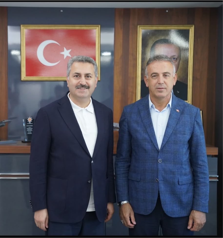 EyupEroglu60's tweet photo. 📍 AK Parti Ümraniye İlçe Başkanlığı

AK Parti Ümraniye İlçe Başkanımız Sayın Salim Çetinkaya’yı ve dava arkadaşlarımızı ilçe başkanlığında ziyaret ederek hasbihâl ettik.

Başkanımıza ve kıymetli teşkilat mensuplarımıza gönülden teşekkür ediyorum.

Rabbim birliğimizi, beraberliğimizi ve kardeşliğimizi daim eylesin. Durmadan, yorulmadan milletimize hizmet etmeye devam edeceğiz.
