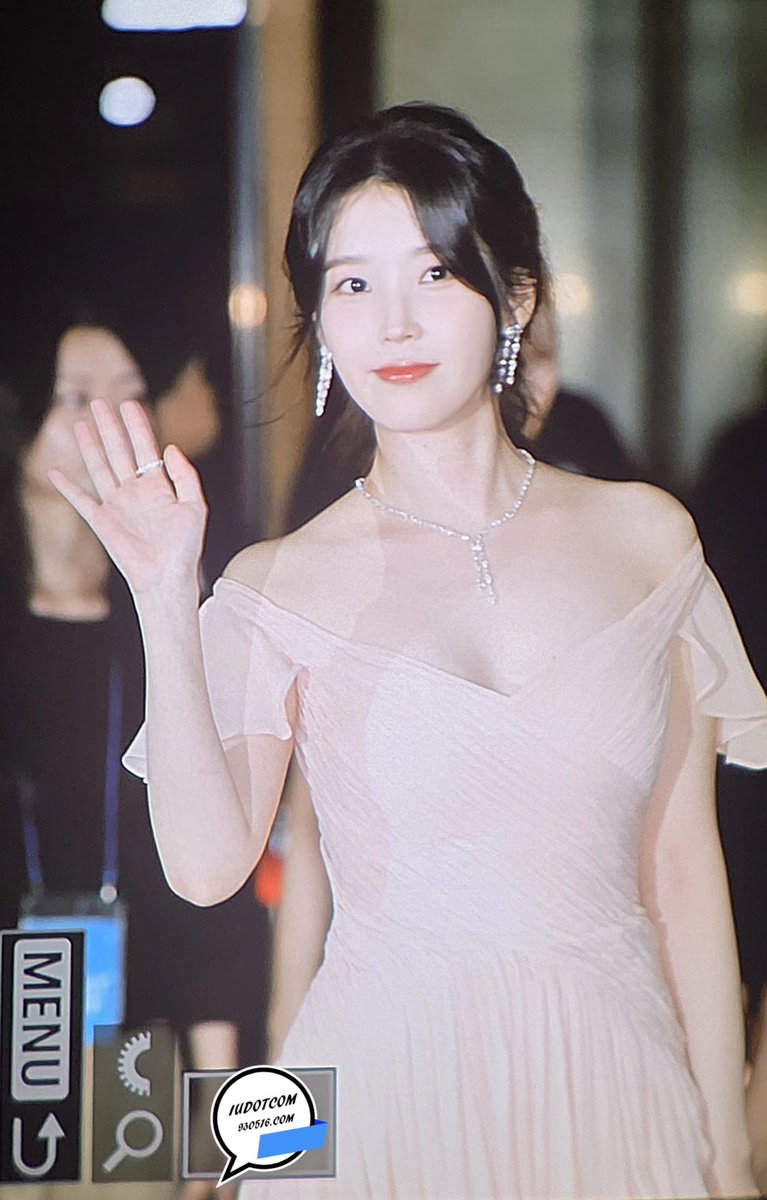 IUdotcom's tweet photo. [260731] 청룡시리즈어워즈 시상식 아이유 퇴근길 직찍 프리뷰
#아이유 #IU https://t.co/QEa1n41CBN