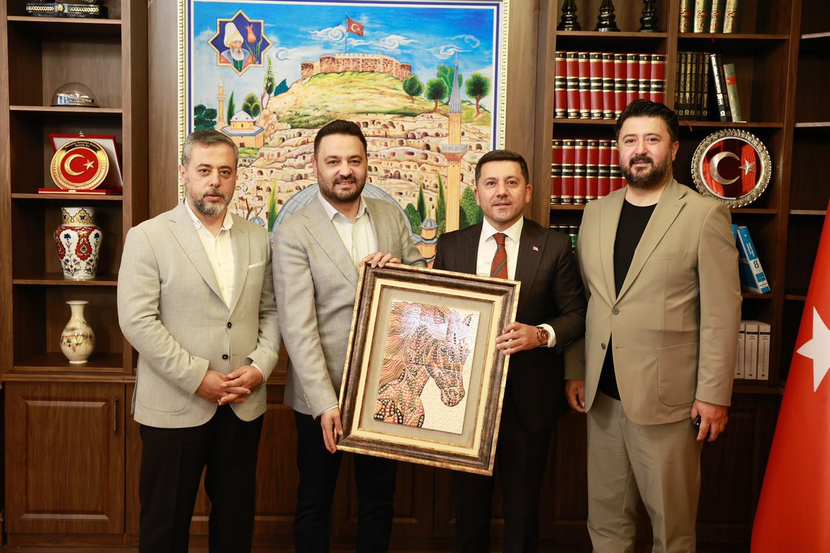 av_mfa's tweet photo. 📍 Nevşehir Belediyemiz

Milletvekillerimiz @MvSuleymanOzgun ve @EmreCaliskan_50 , Kadın Kolları Başkanımız @CelebiElife , Gençlik Kolları Başkanımız @NecatiYurtbilir , İl Başkan Yardımcılarımız, İl Genel Meclis Başkanımız, İlçe Başkanlarımız ve teşkilat mensuplarımızla birlikte, yeniden aramıza katılan Nevşehir Belediye Başkanımız Rasim Ari’ya Belediyemizde iadeyi ziyarette bulunduk.

Ziyaretimizde şehrimize dair yürütülen çalışmalar ile önümüzdeki döneme ilişkin hedeflerimizi değerlendirme fırsatı bulduk. Birlik ve beraberlik içerisinde, Nevşehir’imize hizmet yolunda aynı azim ve kararlılıkla çalışmaya devam edeceğiz.

Misafirperverliği dolayısıyla Belediye Başkanımız Rasim Arı’ya teşekkür ediyor, çalışmalarında başarılar diliyorum.