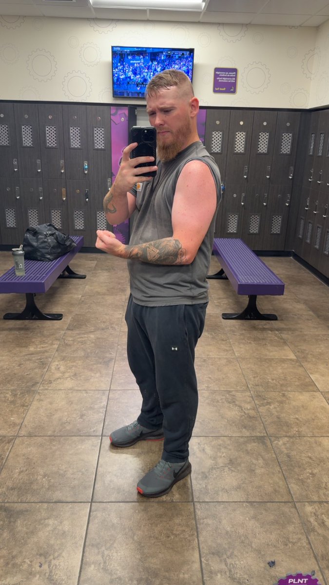 GhostEzQ's tweet photo. I disappeared, but I started going to the gym back in October. Got injured in December, and started back in April. 

Starting weight 240lbs, 31% body fat. 
Currently 191lbs, 15.8% body fat now https://t.co/BPzicWLZ0P