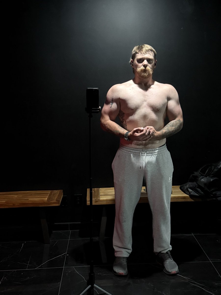GhostEzQ's tweet photo. I disappeared, but I started going to the gym back in October. Got injured in December, and started back in April. 

Starting weight 240lbs, 31% body fat. 
Currently 191lbs, 15.8% body fat now https://t.co/BPzicWLZ0P