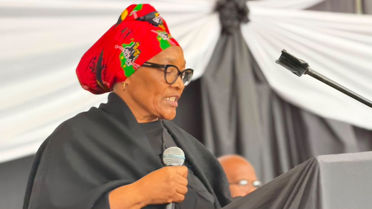 EFFSouthAfrica's tweet photo. ♦️In Pictures ♦️
The EFF National Chairperson, @NolutshunguN giving the keynote address at the funeral service of the late EFF Councillor in Nelson Mandela Metro Municipality, Fighter Zanele Mali.
#RIPFighter https://t.co/6MS1sdIMhu