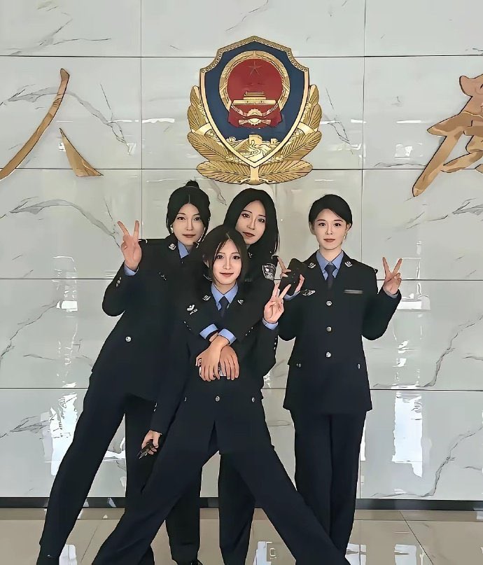 Acccokj's tweet photo. 这种单位的女孩子要怎么追？ https://t.co/IRkc8O1bAC