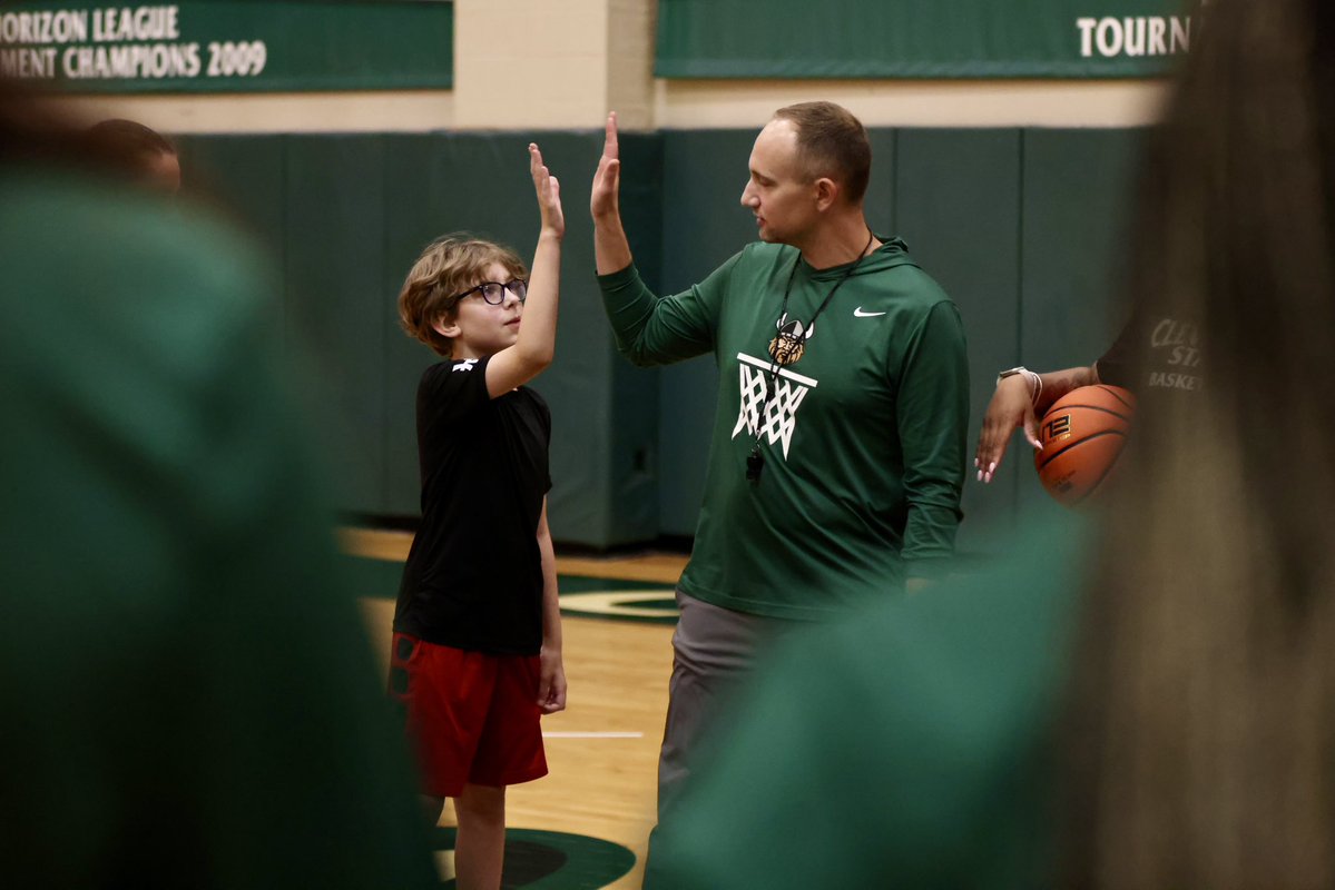 CSU_WBasketball's tweet photo. Had a blast at last night’s pop-up Kids Clinic 😁

#PRIDE https://t.co/5J6mGlFafi