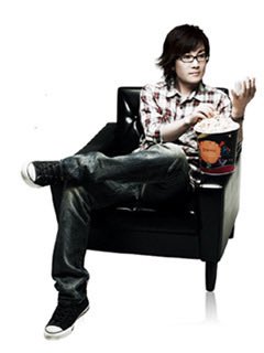 jjangddolboy's tweet photo. 1. 맞는듯
2. 친구없음
3. 머리자주뻗침 특히8집때사진보면 죄다 오른쪽으로 뻗쳐있음 https://t.co/0WYslyR2sj
