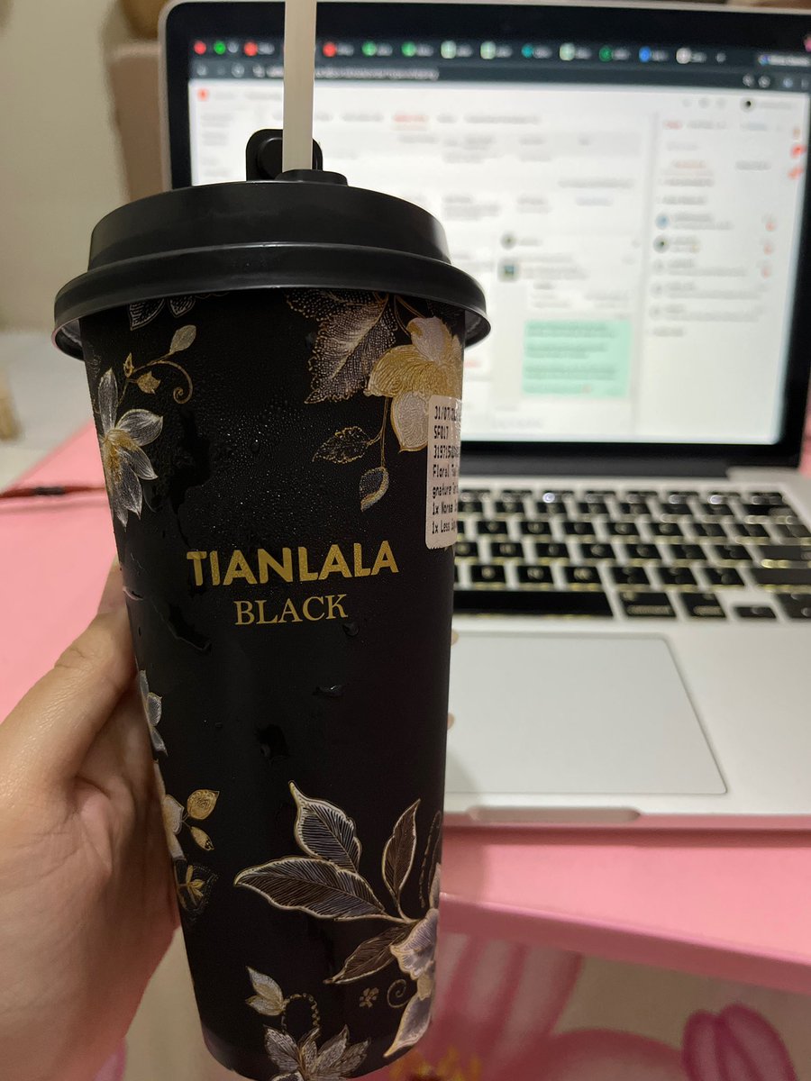 onyourprils's tweet photo. lagi pengen teazzi tapi dri rumah agak jauh, buka sopipud muncul lah si tianlala ini. pesen yg floral earl grey milk tea, ternyata gakalah enak! mana cuma 22k an dan packagingnya ok bgt gapake kresek njrrr ini sedekah kah?

*klo beli better less sugar atau 50% soalnya ini less sugar masih kemanisan mnurutku