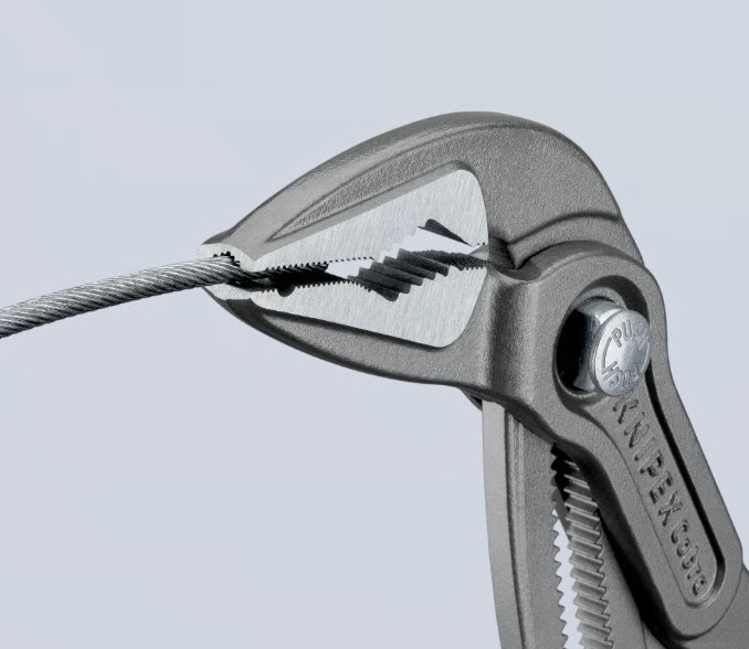 NG_asm_'s tweet photo. #KNIPEX の #ウォーターポンププライヤー の亜種、#コブラ・エクストラスリム がマイナーチェンジで上あごに縦溝、下あごに横小溝追加。
私にとってネガは、フラットな旧品は廃盤。慌てていつか買おうと思っていたので旧品を発注。
縦溝で先端でつかむ面積が減り、当たりが極端になるのは嫌ですね。 https://t.co/0wuLHJQskV