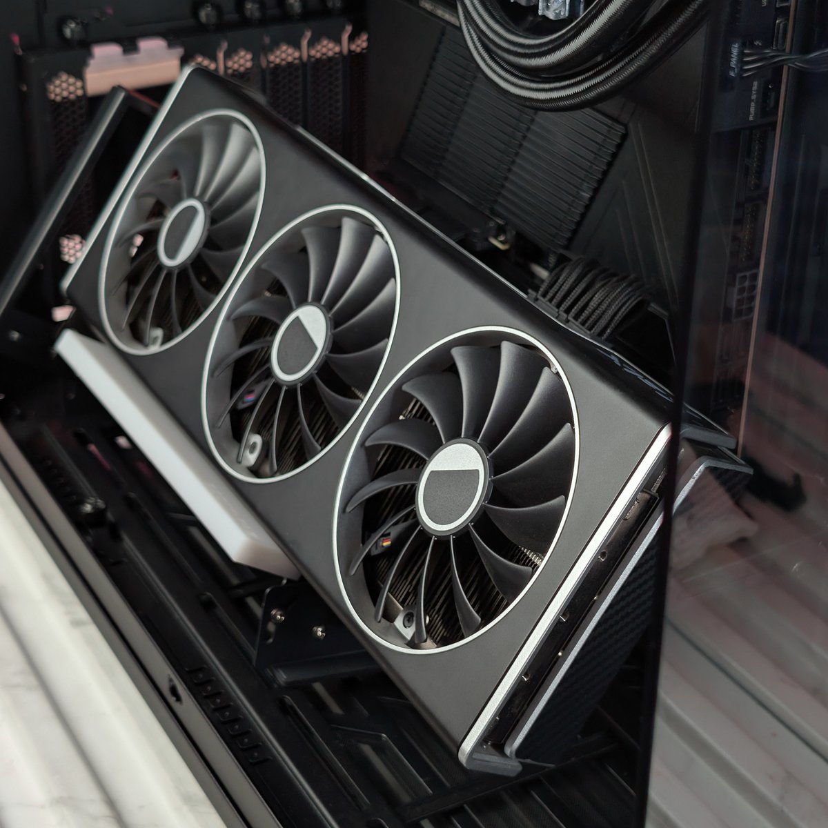 bequietofficial's tweet photo. Dark meets red ❤️⬛
A striking build by Ray Tech Studio, combining Light Base 900, Silent Loop 3, and Light Wings in a clean black setup with subtle red lighting accents.
Instagram: raytechstudio
#bequiet #LightBase900 #SilentLoop3 #LightWings #GamingSetup #SilentPC https://t.co/S1ocEaqVFU
