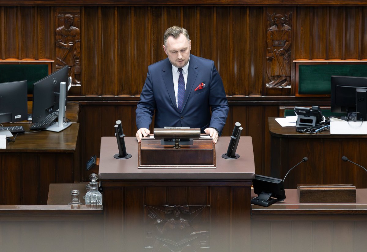 ME_GOV_PL's tweet photo. Wiceminister Energii @K_Wojnarowski w #Sejm: Decyzja Prezydenta Karola Nawrockiego o zablokowaniu i skierowaniu do Trybunału Konstytucyjnego ustawy o windfall tax to potężny cios w finanse publiczne i bezpieczeństwo energetyczne Polaków. Zamiast podpisu pod sprawiedliwym społecznie rozwiązaniem otrzymaliśmy prewencyjne weto, które zamraża kluczowe dla państwa środki.