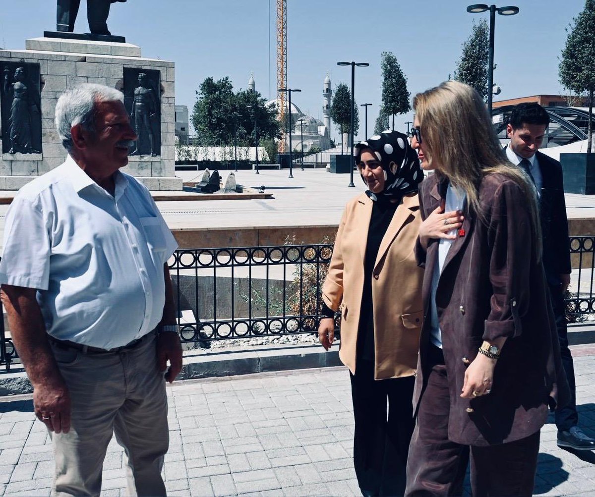 SiracOlmeztoprk's tweet photo. 📍 Malatya Valiliği

📌 Malatya Valimiz Sayın Seddar Yavuz’u (@SeddarYavuz) makamında ziyaret ettik. Asrın afetinin ilk anından itibaren devletimizin tüm imkânlarının hemşehrilerimizle buluşturulması, kamu kurumlarımız arasındaki güçlü koordinasyonun sağlanması ve yeniden imar, inşa ve ihya sürecinin kararlılıkla yürütülmesi noktasında ortaya koyduğu gayret ve özverili çalışmaları dolayısıyla Sayın Valimiz Seddar Yavuz’a teşekkür ediyoruz. Malatya’mızı hep birlikte daha güçlü yarınlara taşımak adına aynı kararlılık ve gayretle çalışmaya devam edeceğiz inşallah.

📌 Ziyaretimizde AK Parti İl Kadın Kolları Başkanımız  (@esn_ylmz44) ile İl Başkan Yardımcımız da bizlere eşlik etti. Kendilerine teşekkür ediyoruz.