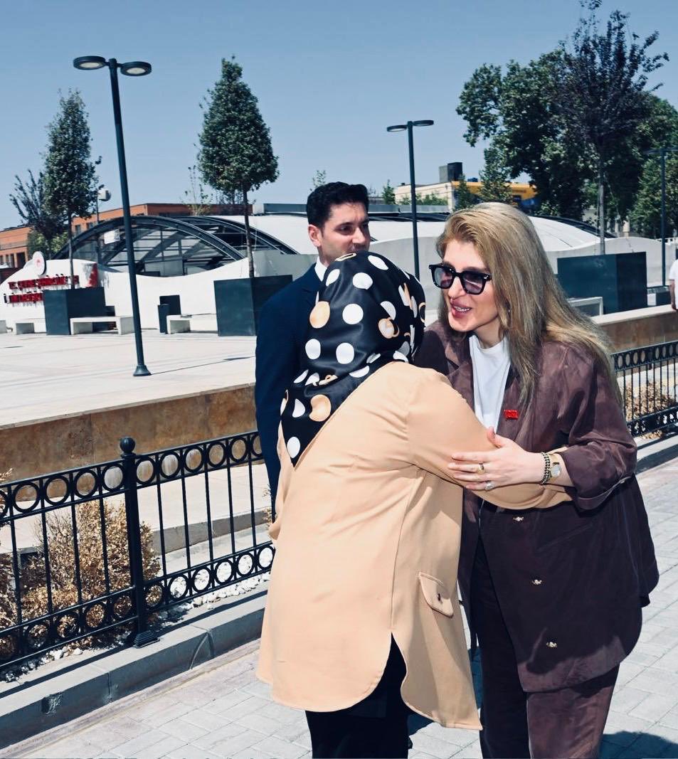 SiracOlmeztoprk's tweet photo. 📍 Malatya Valiliği

📌 Malatya Valimiz Sayın Seddar Yavuz’u (@SeddarYavuz) makamında ziyaret ettik. Asrın afetinin ilk anından itibaren devletimizin tüm imkânlarının hemşehrilerimizle buluşturulması, kamu kurumlarımız arasındaki güçlü koordinasyonun sağlanması ve yeniden imar, inşa ve ihya sürecinin kararlılıkla yürütülmesi noktasında ortaya koyduğu gayret ve özverili çalışmaları dolayısıyla Sayın Valimiz Seddar Yavuz’a teşekkür ediyoruz. Malatya’mızı hep birlikte daha güçlü yarınlara taşımak adına aynı kararlılık ve gayretle çalışmaya devam edeceğiz inşallah.

📌 Ziyaretimizde AK Parti İl Kadın Kolları Başkanımız  (@esn_ylmz44) ile İl Başkan Yardımcımız da bizlere eşlik etti. Kendilerine teşekkür ediyoruz.